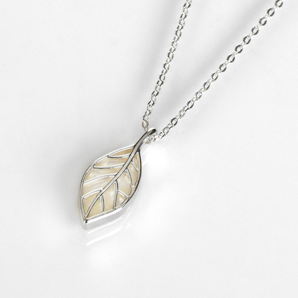 Equilibrium leaf necklace 2025