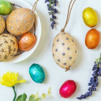 Daisies Hanging Wooden Egg Decoration