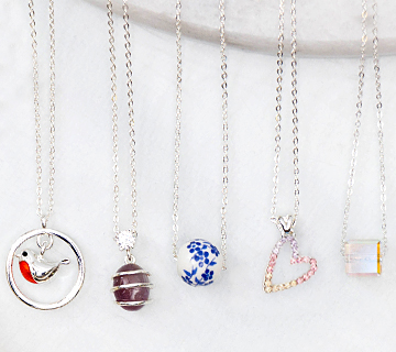 Equilibrium Necklaces